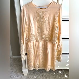 Jet Set Diaries cream dress. Keyhole back, lace like detail.